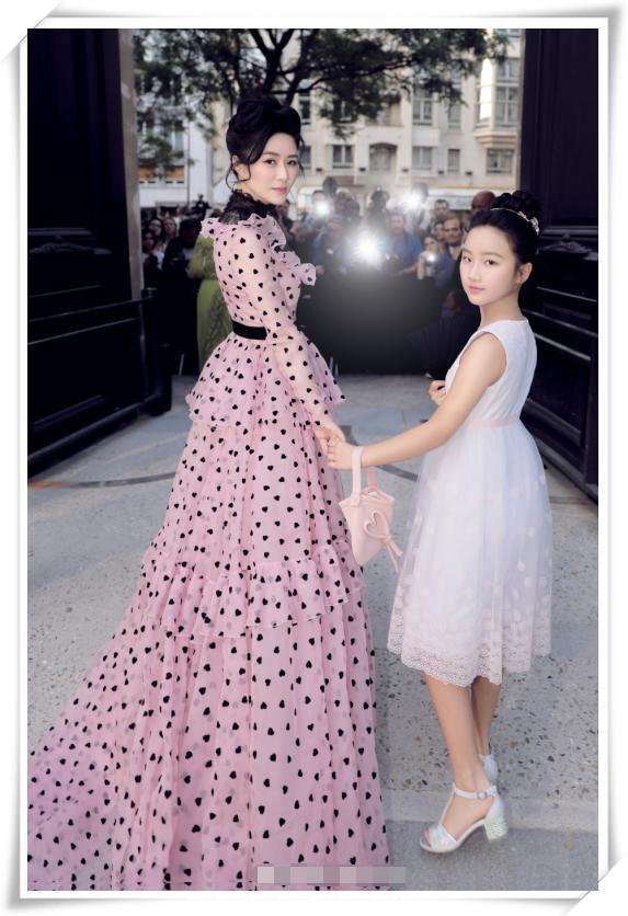 看了田海蓉的波点裙,再看看鲍蕾,真想对陆毅说一句:亏大了!