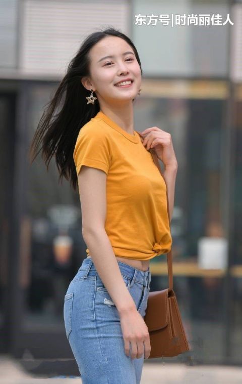  「看起来」牛仔裤时尚大方，秀出完美身材，颇有女神范