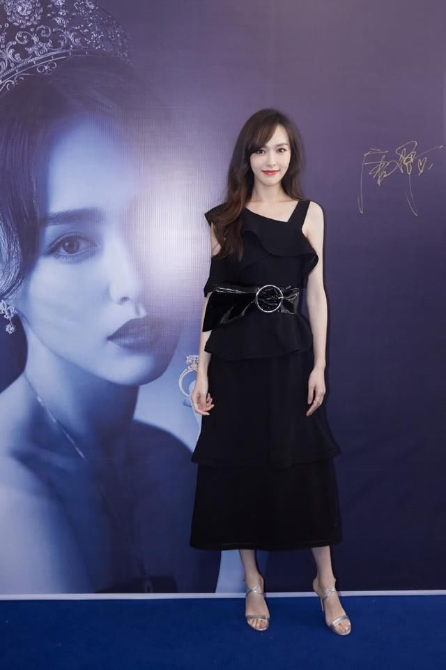 唐嫣瘦得有点过分！穿修身黑色长裙还配个束腰带，网友：腰太细了