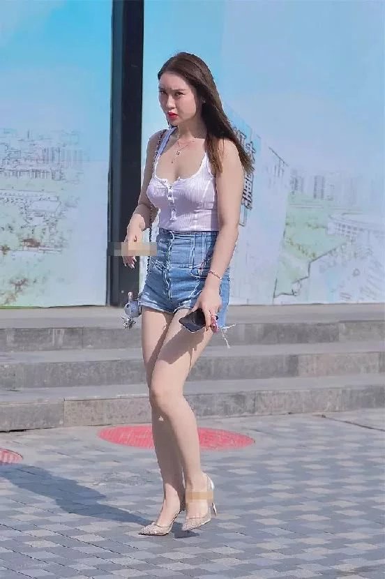 微胖气质小姐姐，白色轻凉背心搭配时尚牛仔热裤大秀香肩美腿