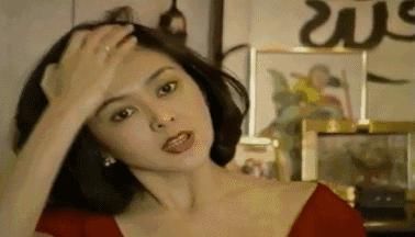 #陈美琪#关之琳与光头男再出街,带两保姆专门遛狗,告别富商的她终成女神