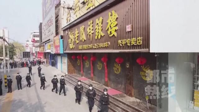「黄金首饰」十公斤黄金被盗,价值373万!男子指认埋藏地点时,现场令人震惊