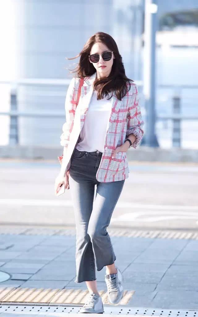 『小黑』比阔腿裤好穿,比小黑裤显瘦!给我一条这样的裤子,我能美翻一整季!