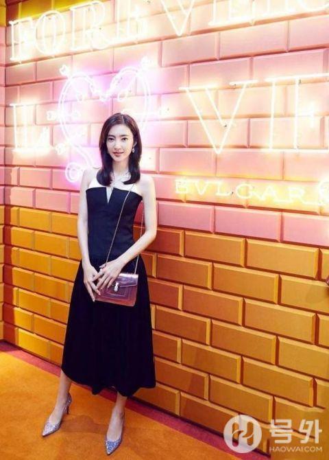 王丽坤近照曝光，肌肤白如雪，素颜女神的名号真不是盖的