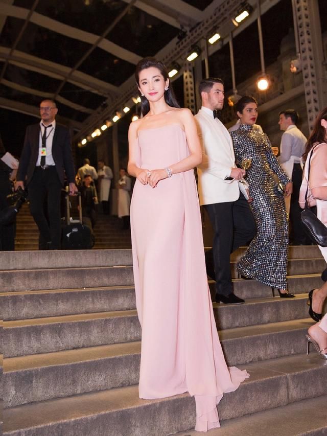 中韩女神时装周看秀，29岁郑秀妍优雅，45岁李冰冰惊艳了！