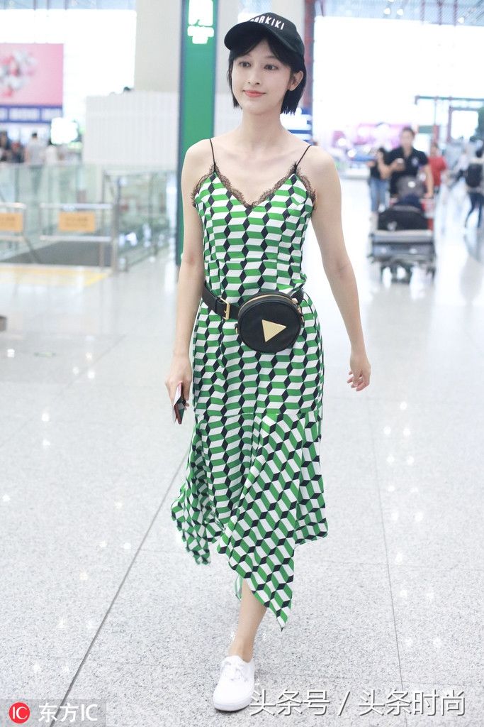 张俪最新机场街拍|穿上这条吊带裙 可以撩起整个世界
