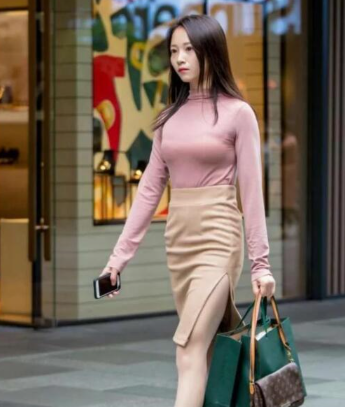 小姐姐紧身衣勾勒出完美身姿, 成为众人瞩目的焦点！