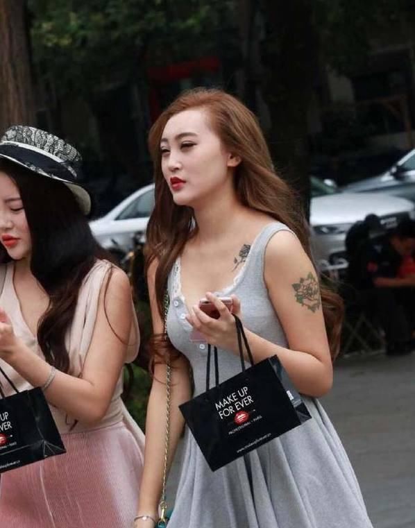 街拍:美女穿着大胆性感，看得人心潮澎湃