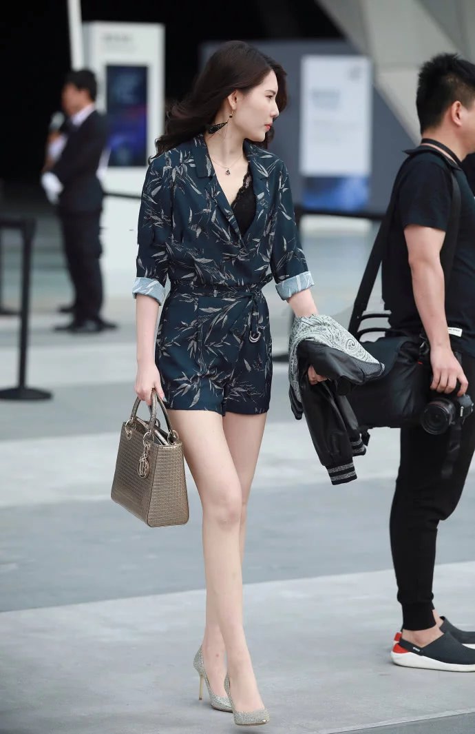 如此苗条身材衣服是掩盖不住的，但是精致的衣搭却可以将美丽扩大