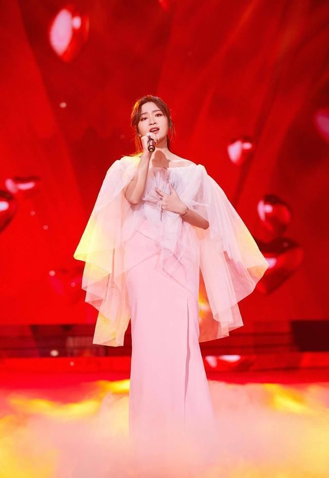 周笔畅穿上裙子，越来越有女人味，张靓颖却穿的像个女汉子!