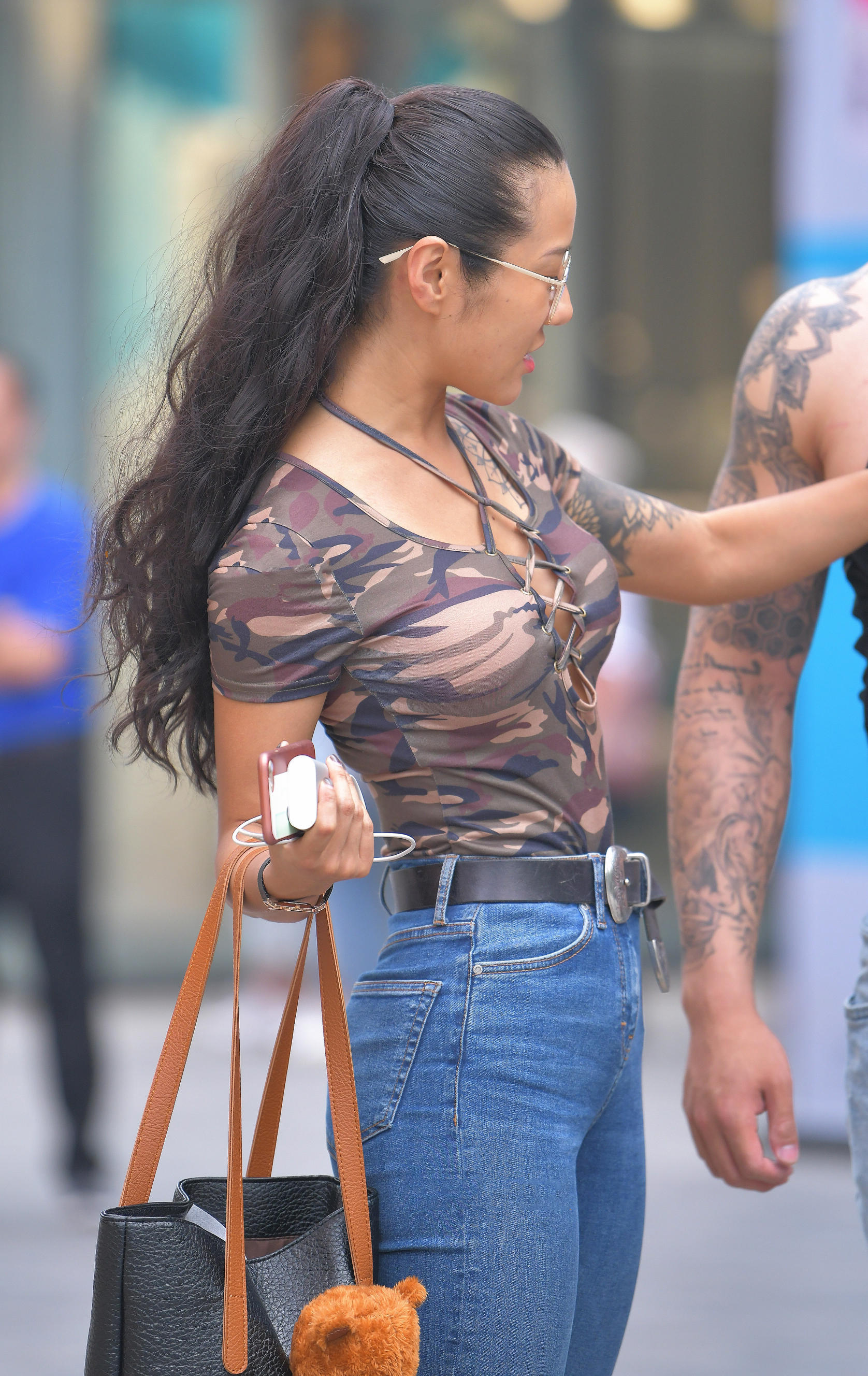 气质小姐姐紧身裤勾勒出丰腴翘臀，丰硕美腿，一看就经常锻炼