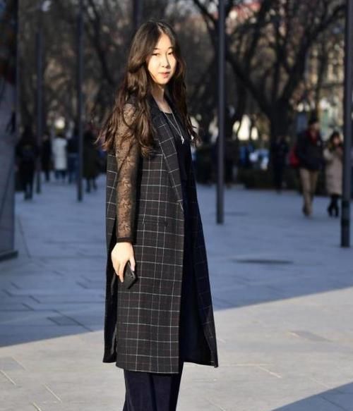  『女人味』养眼女神街拍：肤如凝脂的美女，一件黄色外套配黑色短裙，时尚魅力女人味