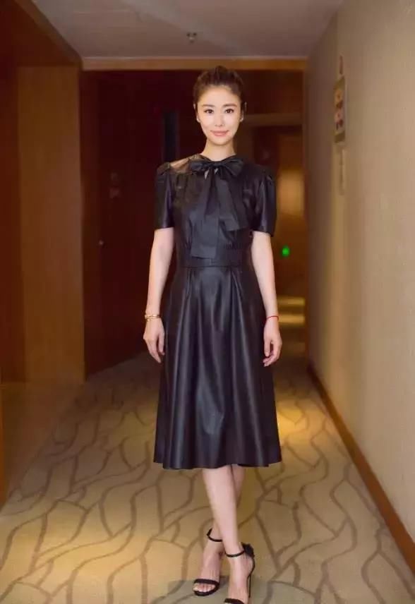 名气毁了靠卖肉？林心如出席一直用手捂住胸，霍建华都受不了！