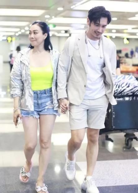 『时髦』钟丽缇又“作妖”，“束腰带”叠穿白色T恤走机场，意外时髦显瘦