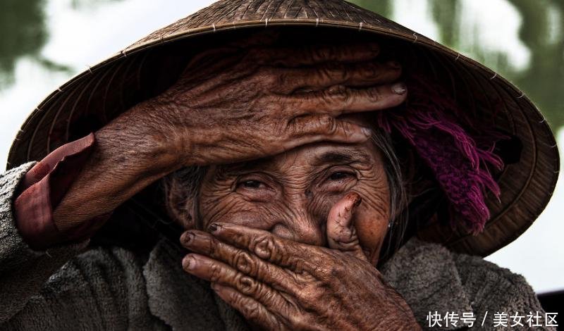 摄影师要老奶奶当他的模特,她害羞地掩嘴微笑没想到奇迹就此发生
