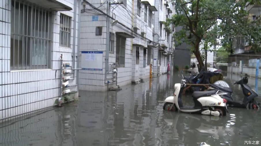  #水中#暴雨袭邕，面包车被困水中车里还有两个孩子！