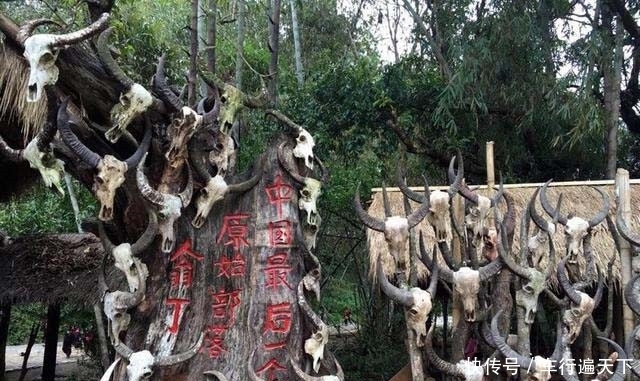 中国最后一个原始部落，男女烟斗不离身，小孩拿虫子当“零食”