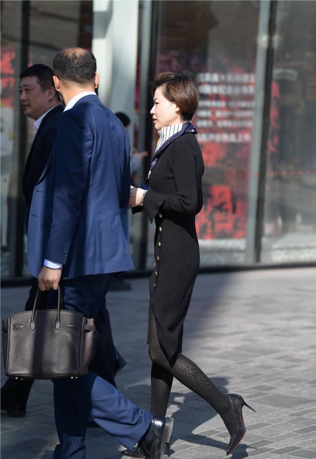  #针织#黑色丝袜搭配高跟鞋，春季搭配更好看，紧身针织长裙更显身材