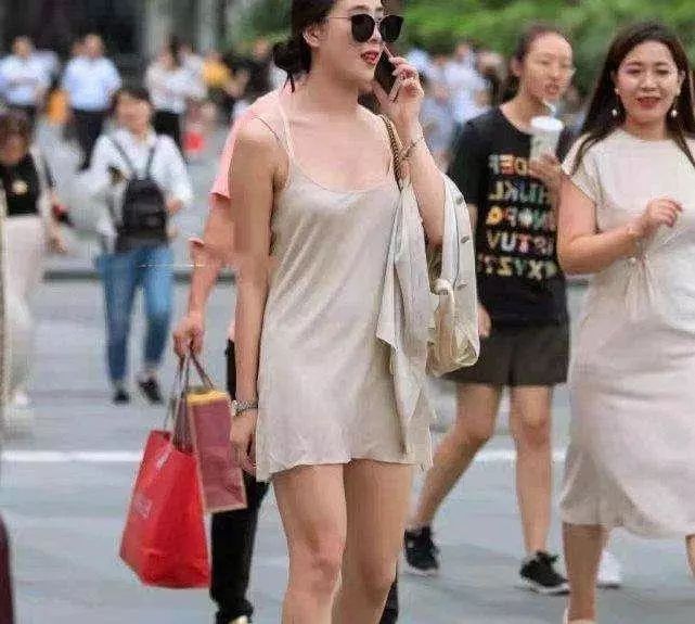街拍：小姐姐薄纱连衣裙逛街，很有魅力，网友：确定不是睡衣？