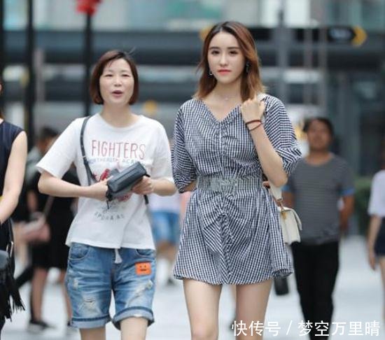 摄影师年轻有活力的元气美女，出门逛街瞬间吸引了众人目光！