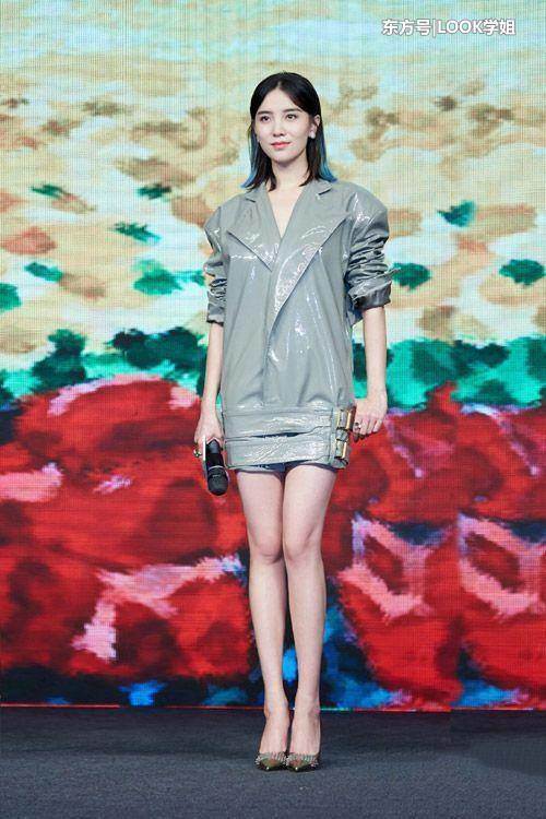 宋佳为了赶时髦太拼了，皮裙玩下衣失踪，网友：看腿就够了