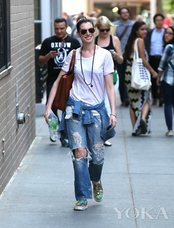 纯色上衣配牛仔裤 是夏天最不易出错的穿搭