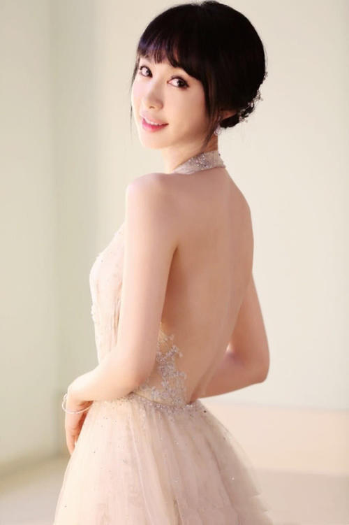 李菲儿一身透视装艳压全场，大胆的装扮令人咋舌，网友：豁出去了