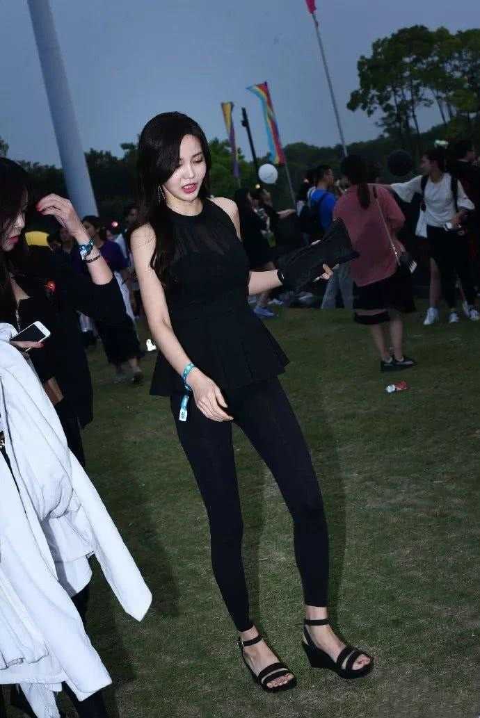 紧身打底裤再迷人, 也敌不过连衣裙的美