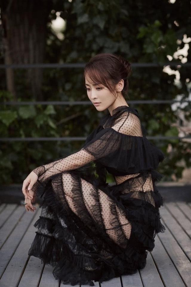 李曼全身只穿了件裹胸，裙子透到里面都看到了，跟没穿有啥区别？