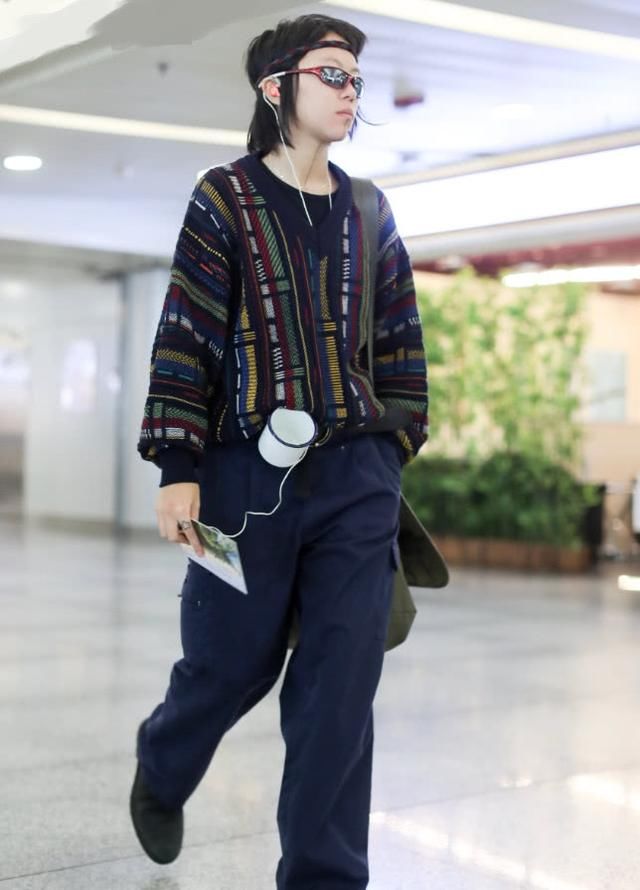 窦靖童一身农民工打扮，与季节格格不入，网友：这是要去北极？