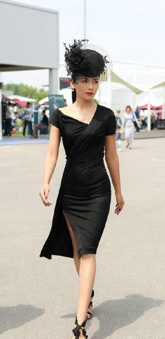 刘涛厉害了，这身装扮惊艳全场，只是这身材暴露了年龄