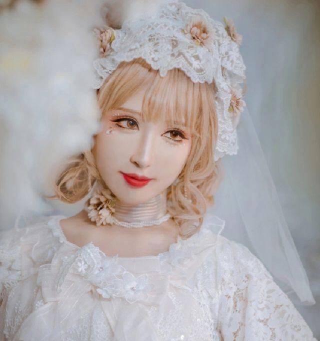 「嫉妒」漂亮小姐姐cos洛丽塔，一身唯美意境蕾丝花嫁，女网友：羡慕嫉妒