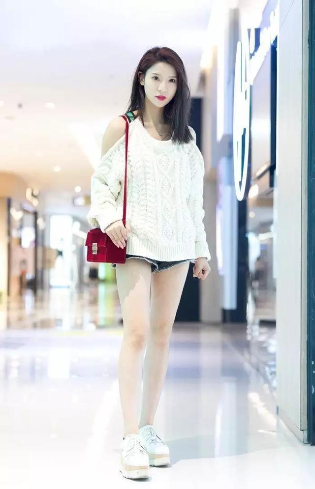 美女流露出娇俏可爱的一面，带来了别样的清新热情