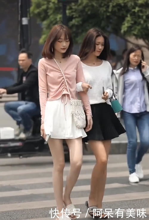  「美女」美女太“年轻”了,和女神穿闺蜜装,腿像10年没洗一样,佩服！