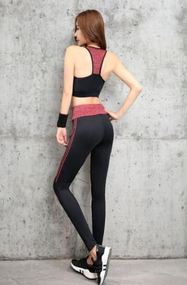 身材曼妙的小姐姐搭配紧身打底裤，清新甜美，魅力十足！