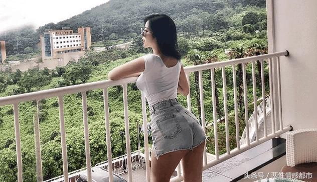 长腿妹子跟牛仔短裤，真的是天生一对，怎么穿都很美