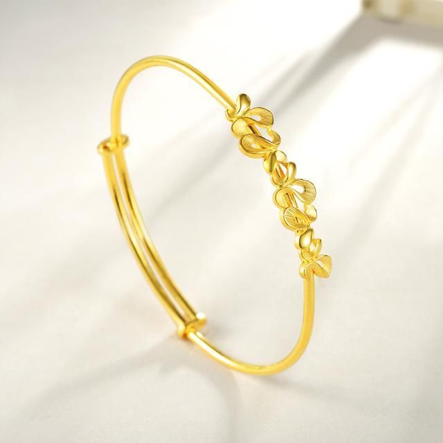 手镯也不是随便戴的，这样做既美观大方，又可保家人平安，显气质