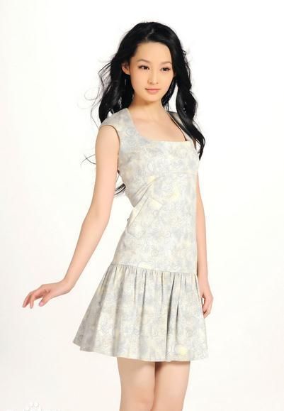 李沁:浅蓝色的衬衫湿漉漉的肩膀，不一样的视觉冲击