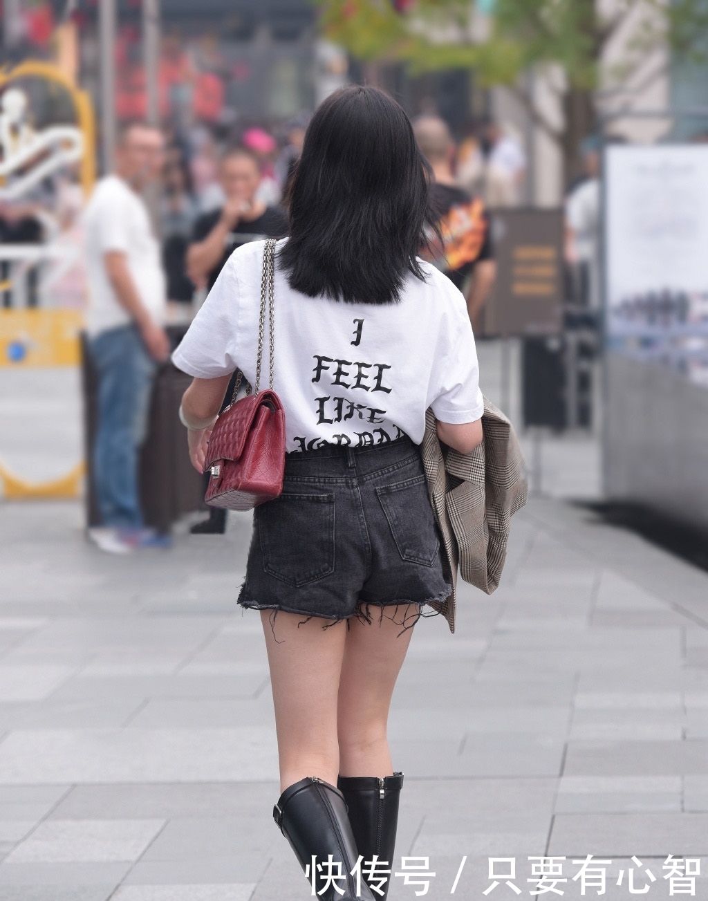 『个性』穿搭要不拘一格,时尚女生选择个性休闲装,帅气又耐看