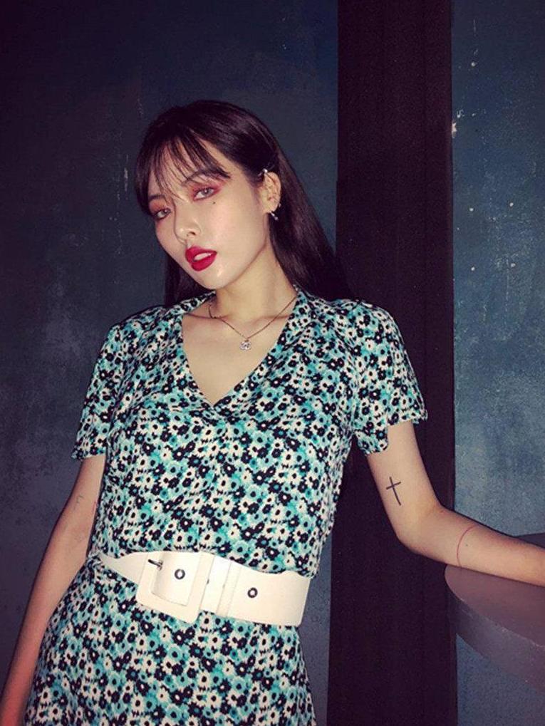 162cm金泫雅与163cm吴映洁, 穿同一条碎花裙, 搭连袜靴更显腿长!