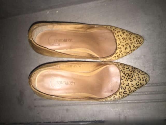 如果你经常出脚汗建议不要穿高跟鞋，应该搭配凉鞋或者高跟凉鞋!