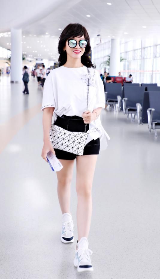 赵雅芝为显嫩太拼了，穿这么短的短裤，网友：63岁穿成23岁就服你