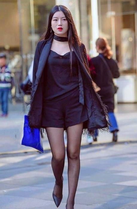  美女■街拍：艳若桃李的美女，一件黑色连衣裙外搭深色外套，时尚气质范