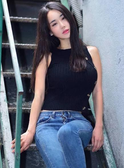 牛仔裤小姐姐尽显优美的曲线，秀出与众不同的身材曼妙！