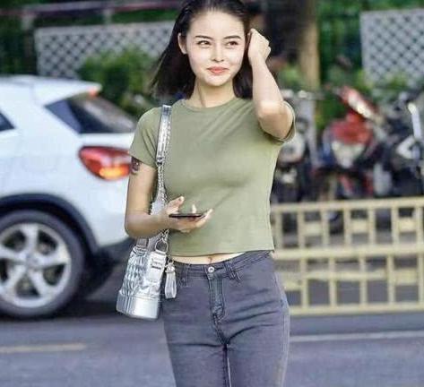 穿“牛仔裤”最好少穿这3种上衣，显胖还掉价，很多女性衣柜里有
