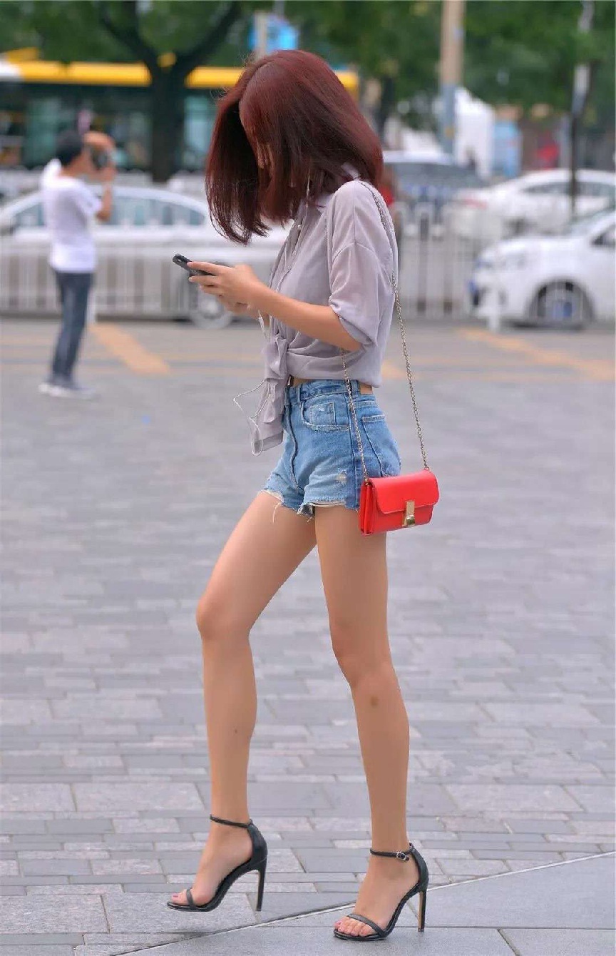 气质小姐姐性感透视装营造朦胧美感，小麦色筷子美腿看点十足