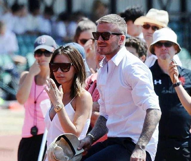 贝嫂用双臂搂住贝克汉姆的腰，凝视着小贝的眼睛，感情全在眼神里