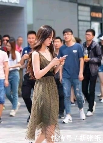 『小姐姐』街拍:雪肤花貌的小姐姐,一条黑色的吊带连衣裙,时尚优雅女人味