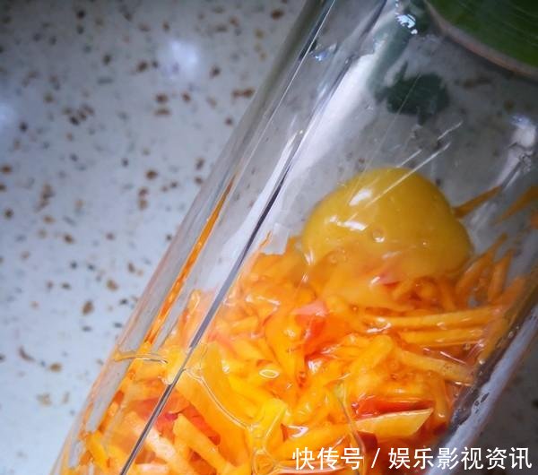  「营养」秋天就爱吃这样的南瓜饼，松软香甜，营养丰富，孩子很爱吃！