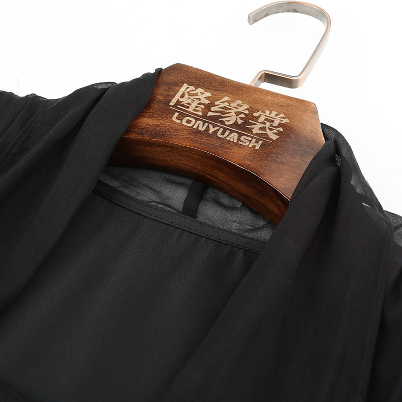 年过40的你偶尔装嫩一下，多穿这样的连衣裙配高跟鞋焕发女人味